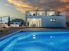 Enchanting Vacation Villas with Pool and Jacuzzi
