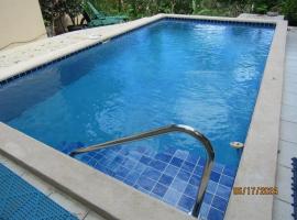 Mountain House with Pool in Altos del Maria, hotell sihtkohas Sorá