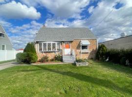 Home in Cheektowaga, hotel en Buffalo