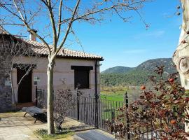 Casa con piscina en Parque Nacional de Cabañeros, hotel en Navas de Estena