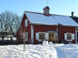 Rustik gäststuga med lantlig känsla nära Örebro city, vila v destinaci Örebro