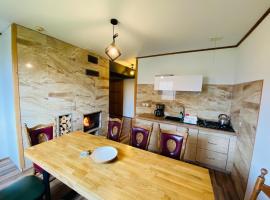 Caloroczne Domki w Gorach"ALEKSANDER", Hotel in Kacwin