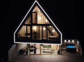 Pine Chalet - sauna & jacuzzi, chalet di Smižany