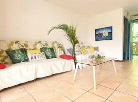 Appartement T2 lumineux, confortable et spacieux à Saint-Anne proche piscine et plage de l'Anse Caritan