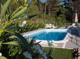Guest house LUCIJA with swimming pool, hotel v destinaci Tugare