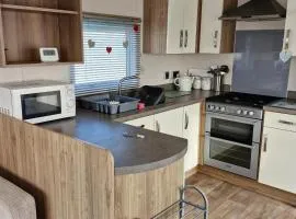 3-Bed Caravan - Sleeps 8 - Pool