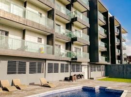 Apartment King bed- Pool- WiFi- Parking-C2, hotel di Abidjan
