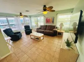 DOWNTOWN 3rd Street Retreat Lookout - Steps to Beach