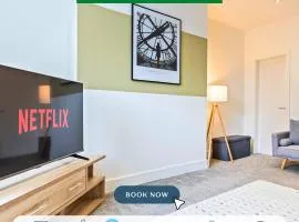 Elegant 3 Bedroom 2 Bathroom House - Sleeps up to 7 - Free Parking, Fast Wifi and Smart TV - Perfect for Contractors and Groups - by Yoko Property