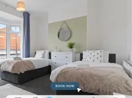 4 Bedroom House in Central Location with Free Parking, Self-Check-In, Fast WiFi & Smart TV with Netflix by Yoko Property