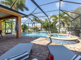 Tranquil Palms Heated Pool Spa Outdoor TV & More, hôtel à Cape Coral