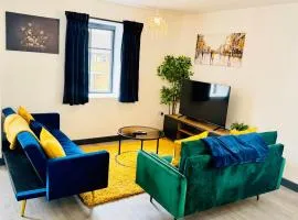 Apartment with Balcony near Chatham Dockside