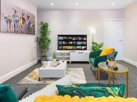 Immaculate 2BR London Flat with King Bed-Parking Available-Sleeps 6-20 Percent OFF Off Long Stays! Perfect for Families, Contractors & Couples!