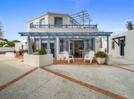 Poolside Waterfront - Orewa Oceanside Villa