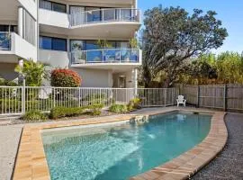 Pristine 2-Bed Apartment with Pool and Balcony