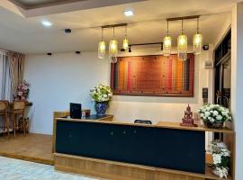 ปริญศิริ เพลส2, hotel que aceita animais de estima&ccedil;&atilde;o em Phrae