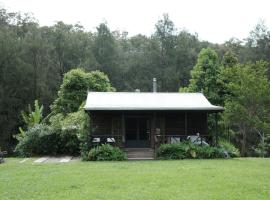 The Forest River Wood Cabin, chalet i Pee Dee