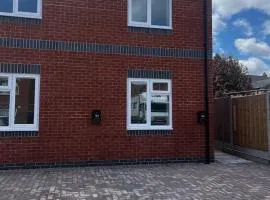 2 Bed Flat - Sleeps 8 - Pets - Garden - Parking