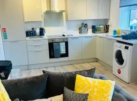2 Bed Flat - Sleeps 8 - Pets - Garden - Parking