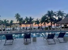 Apartment In Camino Al Mar with Amazing View of the Ocean, Beach and Swimming Pool