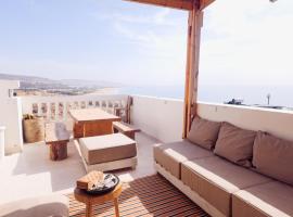 Tazuri Surf House, hotel i Taghazout