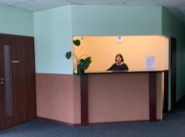 Центр автотуризму М12, hotel barato en Krasnopolka