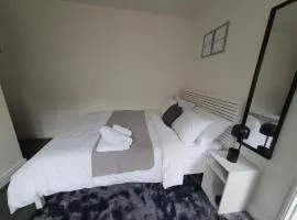 Private Room & En-Suite Bathroom - Long Term Stays & Contractors Welcomed