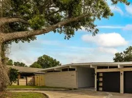 Newly Renovated 6BR 3BA Port Arthur Holiday Home with Hot Tub