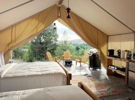 Glamping Tent #8 with AC Heat AC and Private Bath, hotel din Orderville