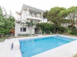 Spacious Exquisite 5BR Villa with Private Pool, hotel a Ayvalık