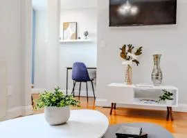 Jennifer's Stylish Apt Private Deck Backyard Oasis