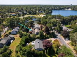 Walk to Buck's Pond Dogs Welcome, hotel i Harwich