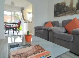 3 bedroom guest House in Brierley hill Contractors & Families Welcome DY5