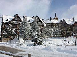 Baqueira Apartamentos Cota 1700 a pie de pistas, hotel near Argulls, Baqueira-Beret