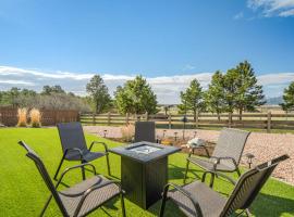 Mountain Breeze Villa w Mountain Views and Air Hockey, hotel em Monument