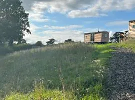 Peaceful shepherds hut with hammock