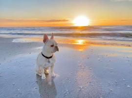 Pet Friendly with Fenced Yard -Walk to the Beach!，位于Bolivar Peninsula的酒店