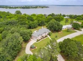 Shady Shores Lake House - Hot Tub Dog-Friendly