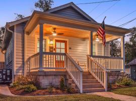 Fully Furnished Bungalow with Deck Near City Center, hotel v destinaci Nashville