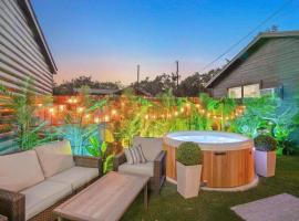 Starlight Horizon Cabin R - Hot Tub & Retreat Pet-Friendly Texas Hill Country Cabin Near Canyon Lake - Pool, Stargazing, Private Backyard - Sleeps 4, hotel a Canyon Lake