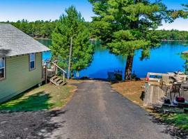 Anderson Lakeside Cabin، فندق في Saint Germain