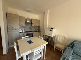ALGHERO SUN & SEA - Spacious 2 BR Apartment 150m Beach, Terrace, AC, WiFi, Sleeps 6, hotel em Alghero