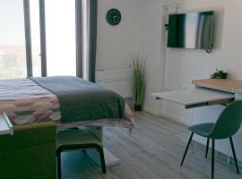 New CP High floor luxury studio with runway and sea view, hotel v destinaci Gibraltar