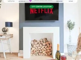 Central House with Free Parking, Pool Table, Garden, Super-Fast Wifi and Smart TVs by Yoko Property