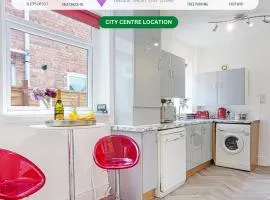 3 Bedroom House in City Centre - Sleeps up to 7 - Free Parking, Fast Wifi, Pool Table and SmartTV with SkyTV and Netflix by Yoko Property