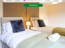Orchard Bungalow - Sleeps 10 - Close to Town Centre - Free Parking, Pool Table, Fast Wi-Fi and Smart TV with Netflix by Yoko Property