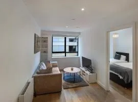 2-Bed Apartment Sleeps 4 Free Parking