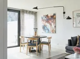 Luxe cottage in the heart of Sandy Bay