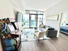 Skyline Retreat Penthouse, Top Floor, Year round Pool, City View!