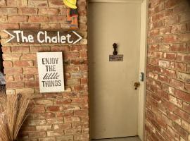 The Chalet Bed and Breakfast-peace and quiet in the country 12 minutes from City, chal&eacute; alpino em Dunedin